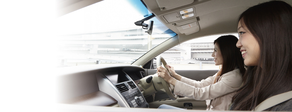 運転する女性