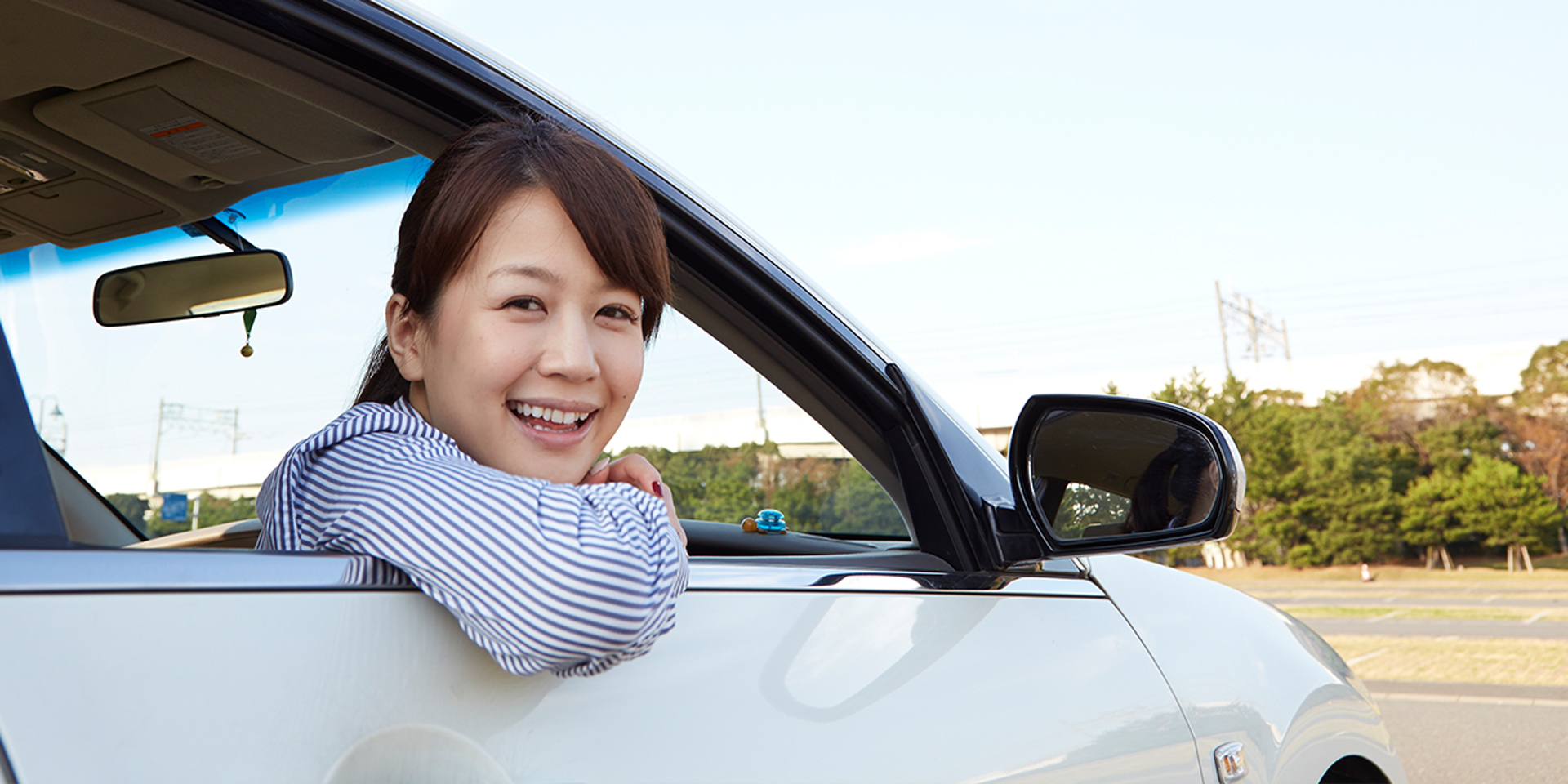 車から振り向く女性